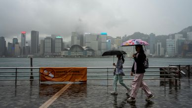 Hongkong – Skyline im Regen am 1. Mai © picture alliance / NurPhoto/ Vernon Yuen
