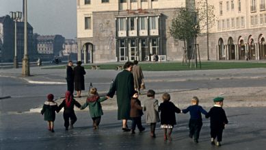 Kindergartengruppe am Strausberger Platz vor dem Haus Berlin, 1956, Bild: akg-images/Werner Hoffmann