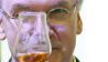 Sachsen-Anhalts Ministerpräsident Reiner Haseloff (CDU) verkostet am 22.01.2018 auf der Internationalen Grünen Woche in Berlin Whisky aus dem Salzatal. (Quelle: dpa/Wolfang Kumm)