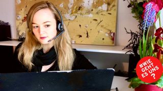 Schauspielerin Lena Baader am Laptop mit Headset (Quelle: Privat)