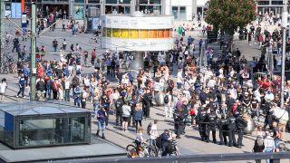 Mehrere Hundert Menschen haben sich am 09.05.2020 am Alexanderplatz zu einer nicht angemeldeten Zusammenkunft versammelt. (Quelle: imago images)