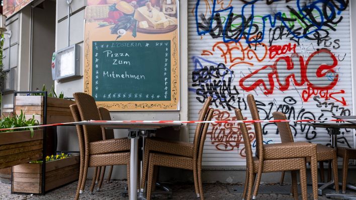Zusammengestellte Tische und St¸hle eines Restaurants im Berliner Stadtteil Prenzlauer Berg. (Quelle: imago-images)