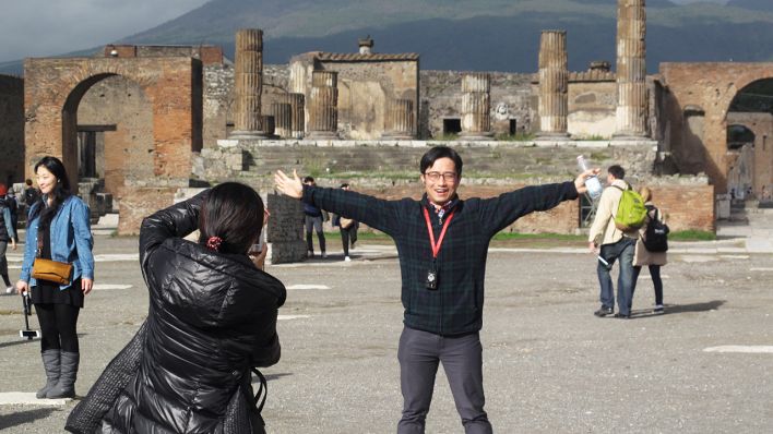 Touristen besuchen die Stadt Pompeji (Quelle: dpa/Alvise Armellini)