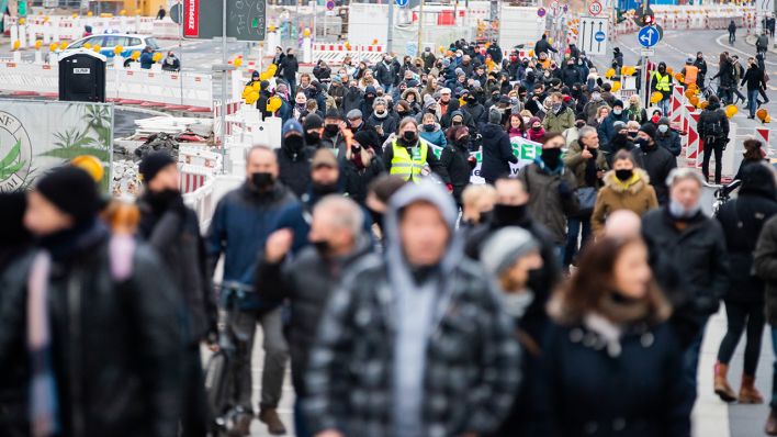 Demonstranten ziehen bei einem «Schweigemarsch» gegen die staatliche Corona-Politik nahe des Alexanderplatzes vorbei. (Quelle: pa/C. Soeder)