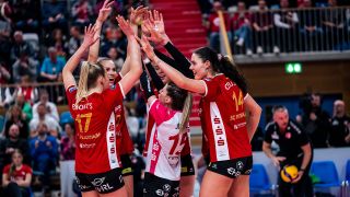 Die Volleyballerinnen des SC Potsdam jubeln gemeinsam (imago images/Beautiful Sports)
