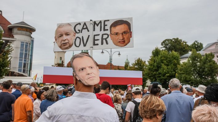Symbolbild: Banner und Schilder bei einer Wahlveranstaltung in Polen. (Quelle dpa/M. Fludra)