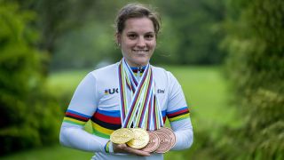 Radfahrerin Maike Hausberger präsentiert ihre Medaillen (Quelle: IMAGO / Beautiful Sports)