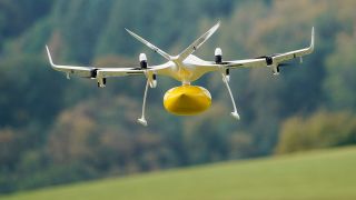 Symbolbild: Eine Drohne setzt zur Landung an. (Quelle: dpa/Uwe Anspach)
