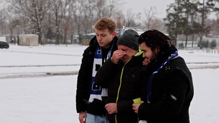 Hertha-Fans trauern vor dem Berliner Olympiastadion um den verstorbenen Kay Bernstein. (Bild: TNN)