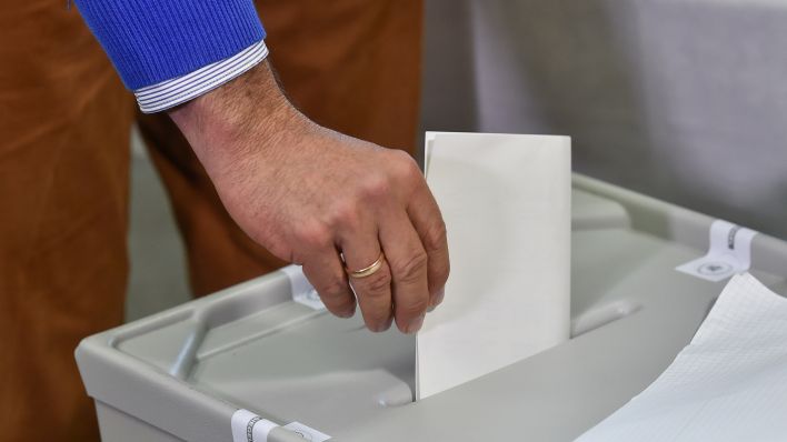 Symbolbild: Wähler wirft Wahlzettel in Urne(Quelle: dpa/Patrick Pleul)
