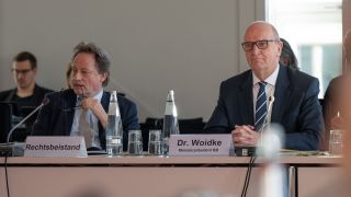 Dietmar Woidke (r, SPD), Ministerpräsident von Brandenburg, und sein Rechtsbeistand Stefan König sitzen vor Beginn der Sitzung des Untersuchungsausschusses zur RBB-Krise im Sitzungsraum. (Quelle: dpa/Skolimowska)
