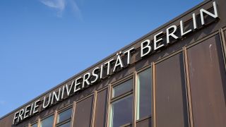 Archivbild: "Rostlaube" - Gebäude der Freien Universität, auf der Habelschwerdter Allee, in Dahlem, Berlin Steglitz-Zehlendorf. (Quelle: imago images/Schoening)