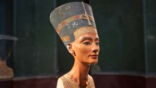 Die Büste der Königin Nofretete (um 1340 v.Chr) steht im Neuen Museum. Vor 100 Jahren, am 1. April 1924, wurde die Figur der altägyptischen Königin in Berlin erstmals öffentlich präsentiert. (Quelle: Picture Alliance/Christophe Gateau)