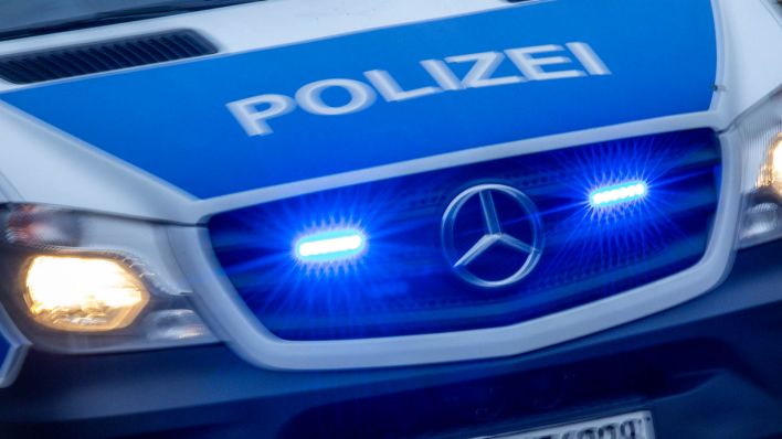 Symbolbild: Ein Einsatzfahrzeug der Polizei fährt mit Blaulicht durch die Innenstadt. (Quelle: dpa/Bütnner)