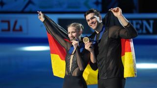 Fabienne Hase und Nikita Volodin posieren mit Deutschlandfahne und Bronzemedaillen am 21.03.2024 in Montréal, Kanada.(Quelle:picture alliance/Anadolu/M.Alper Dervis)