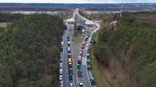 Landwirte aus Polen blockieren am 18.03.2024 beide Fahrspuren der Autostrada A2 (Europastraße 30) an der deutsch-polnische Grenze (Luftaufnahme mit einer Drohne). (Quelle: dpa/Patrick Pleul)