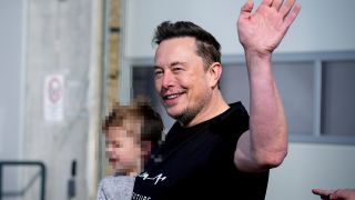Tesla CEO Elon Musk in Grünheide. (Quelle: dpa/AP)