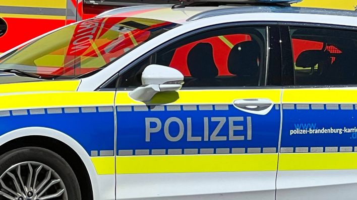 Symbolbild: Einsatzfahrzeug der Polizei Brandenburg. (Quelle: imago images/mixpress)