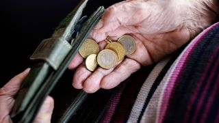 Symbolbild: Eine ältere Dame zählt das Geld aus ihrem Portemonnaie ab. (Quelle: dpa/Balk)