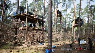 Baumhäuser hängen in einem Camp der Initiative «Tesla stoppen» in einem Kiefernwald nahe der Tesla-Gigafactory Berlin-Brandenburg (Quelle: dpa/Sebastian Gollnow)