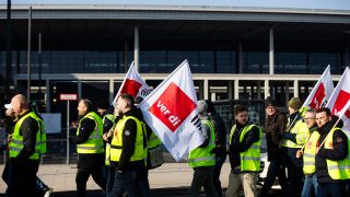 Archivbild: Flughafen Berlin Brandenburg wahrend einem Streik der Lufthansa Mitarbeiter. (Quelle: dpa/Keuenhof)