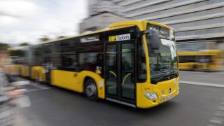 Ein BVG-Bus fährt durch Berlin (Quelle: dpa/Jörg Carstensen)