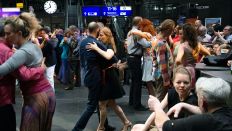 Archivbild - 21.08.2019, Berlin: Menschen tanzen beim Tango Festival im Hauptbahnhof. (Quelle: dpa/Paul Zinken)