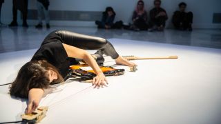 "Naama Tsabar, Performance "Melody of Certain Damage Opus 2", 2018, ab April 2024 im Hamburger Bahnhof, Berlin zu sehen (Quelle: Jorge Mio).