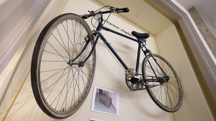 Das Fahrrad, das der Kaufhauserpresser "Dagobert" alias Arno Funke benutzte, um von den Orten der Geldübergaben zu fliehen, es hängt heute in der polizeihistorischen Sammlung Berlin. Bild vom 15.04.2024 (Quelle: rbb / Schneider).