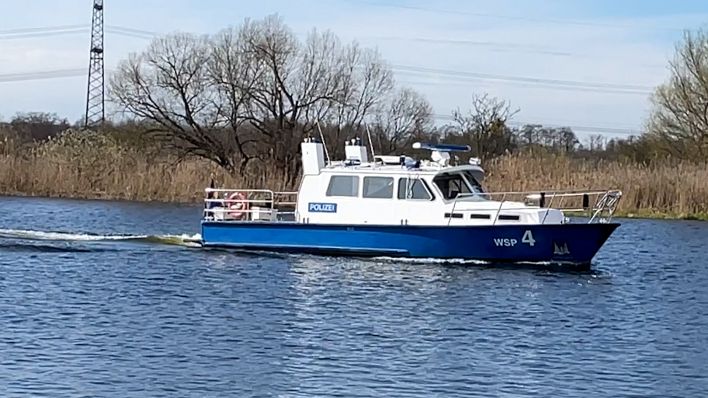 Die Wasserschutzpolizei Westbrandenburg ist mit einem Boot auf der Havel unterwegs. (Bild: rbb)