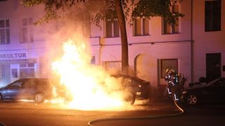 Ein Auto steht in der Nacht vom 28.04.2024 in der Berliner Großbeerenstraße in Flammen (Quelle: Pudwell).