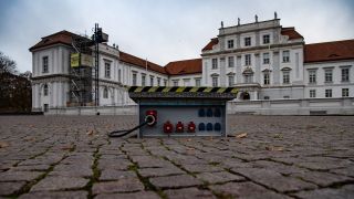 Symbolbild: Ein Stromverteilerkasten steht vor dem Schloss Oranienburg (Quelle: dpa/Paul Zinken).