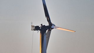 Eine abgebrannte Windenergieanlage in Alt Mahlisch am 28.01.2024. (Quelle: dpa/Patrick Pleul)