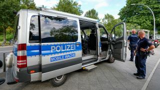 Archivbild: Polizeiwache vor dem Columbiabad der Berliner Bäder-Betriebe (BBB) in Neukölln am 20.08.2023. (Quelle: dpa/Vladimir Menck)