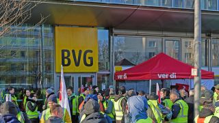 Zahlreiche Beschäftigte nehmen an einer Kundgebung vor der BVG-Zentrale teil am 29.02.2024.(Quelle: dpa/Jörg Carstensen)