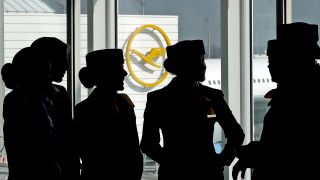 Symbolbild: Tarifeinigung zwischen Lufthansa und Gewerkschaft.(Quelle: dpa/Matthias Schrader)