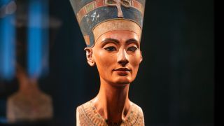 Die Büste der ägyptischen Königin Nofretete steht im Neuen Museum in Berlin. (Quelle: dpa/Christophe Gateau)