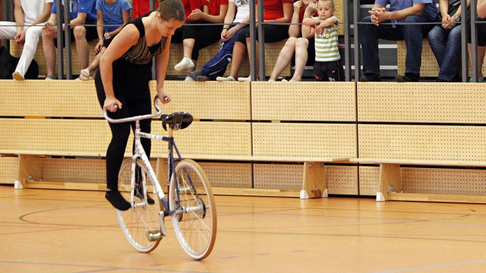Archivbild: Kunstradfahren in einer Sporthalle. (Quelle: imago/Schneider)