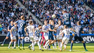 Bochums Keven Schlotterbeck (#31) trifft per Kopf gegen Hertha BSC (Quelle: IMAGO / Beautiful Sports)