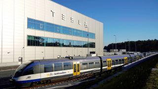 Symbolbild: Bahnshuttle von Tesla. (Quelle: IMAGO/Thomas Bartilla)