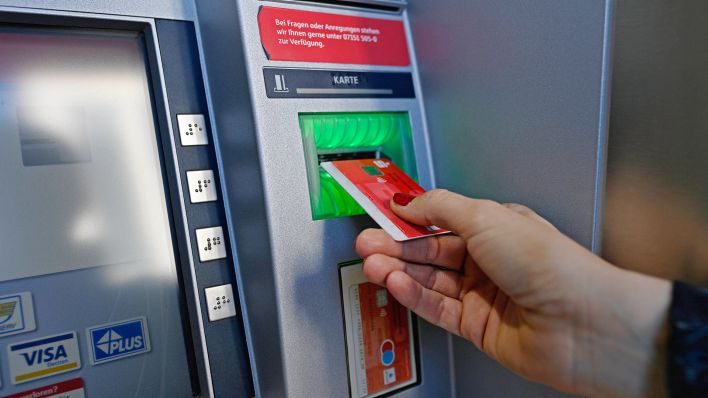 Symbolbild:Frau führt ec-Karte am Geldautomat einer Sparkasse ein.(Quelle:imago images/M.Weber)