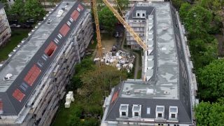 Baustopp in der Sprengelstraße. Neue Dachgeschosswohnungen sollten errichtet werden. Nun ist das Dach offen, die Wände feucht und die Verantwortlichen nicht zu erreichen.