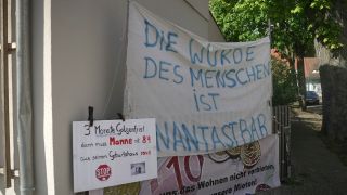 Plakate einer Anwohnerinitiative aus Solidarität für Manfred Moslehner, von Räumung bedrohter Mieter in der Siedlung "Am Steinberg" in Berlin-Reinickendorf, am 26.04.2024 (Quelle: rbb).