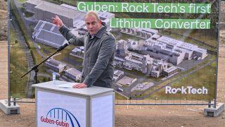 Archivbild: Dirk Harbecke, CEO von Rock Tech, spricht auf dem Baugelände für eine Lithiumfabrik des kanadischen Unternehmens Rock Tech. (Quelle: dpa/Pleul)