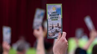 Bei der Landesdelegiertenkonferenz der Partei Bündnis90/Die Grünen in Berlin wählen die Delegierten über Tagesordnungspunkte. (Quelle: dpa/Christophe Gateau)