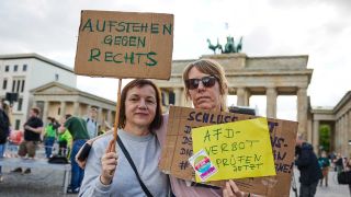 Nach dem Angriff auf den SPD-Europaabgeordneten Ecke findet vor dem Brandenburger Tor eine Solidaritätskundgebung statt. (Foto: dpa)
