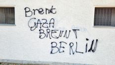 Schmierereien am Rathaus Tiergarten mit dem Slogan "Brennt Gaza, brennt Berlin". Quelle: rbb/Steffen Prell