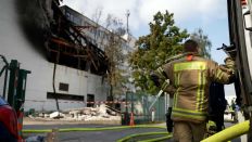 Eingestürztes Fabrikgebäude nach dem gelöschten Brand in Lichterfelde. (Quelle: rbb)