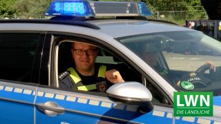 Robert Pritzkow, Kandidat für die Landratswahl im Havelland, verkleidet sich in einem Wahlkampf-Clip als Polizist. (Bild: Ländliche Wählergemeinschaft Nauen)