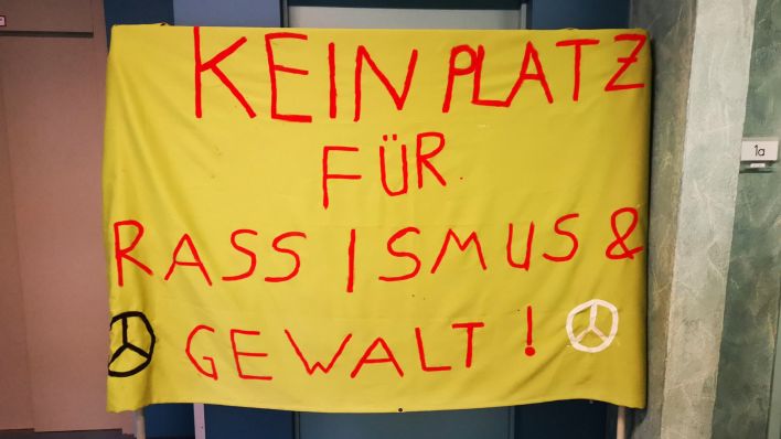 Das Transparent, das am Schulzaun angebracht war (Bild: Grundschule Bestensee)